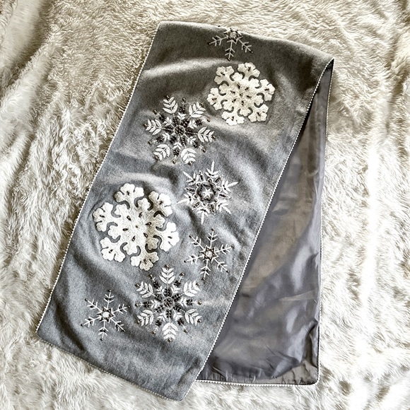 RARE Balsam & Fir Trading Co Grey Wool w/Beaded Embroidered Snowflakes Runner - Picture 2 of 9